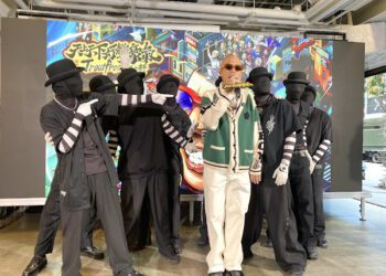 金曲歌王呂士軒宣布展開全台巡演 阿Ken站台祝賀 攜手敲鑼、敲響金鐘