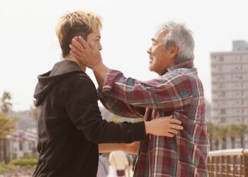 松坂桃李拍《老爸歌單未完待續》情緒潰堤 與寺尾聰共演催淚父子情
