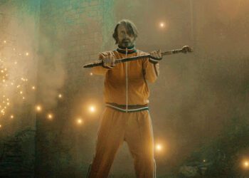 邁茲米克森《邦尼殺死他》大秀反差魅力 李小龍上身親耍雙節棍