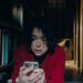 「艾美獎影后」晉身「尖叫女王」 藉《顫懼》向《鬼店》致敬