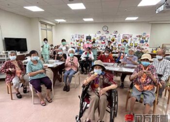 南投醫院興光日照過中秋 長輩DIY綠豆糕樂趣多