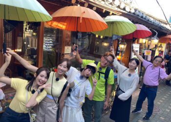 《行！鬥陣出國去！》少女組韓屋村爆買！籃籃貪吃噴口水 失控萌翻全場！