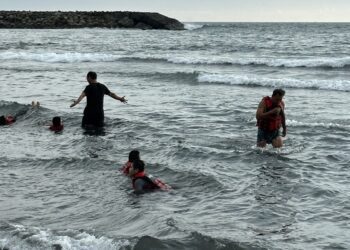 漾新聞|旗津海水浴場發生油污入侵　遊客手腳滿臉沾油污痛批　陳麗娜抨擊市府「麻木不仁」觀光局澄清