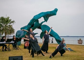 漾新聞|全台離海最近的公共藝術西子灣「海洋之舞」三鯨舞動聖誕揭幕