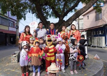 漾新聞|廣興國小幼童變妝「12生肖」上街報喜 客語唸唱吉祥話與長輩拜年