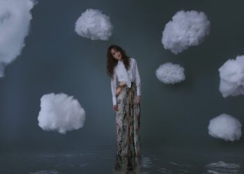 柯佳嬿驚喜公布新身分 首本長篇小說《夢 游記》問世