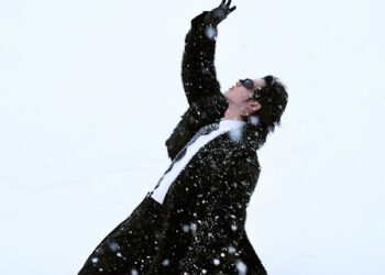 小樂遠赴日本拍MV雪地熱舞太賣力掛彩？木屑插入手勢緊急「小手術」
