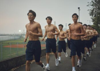 電影《進行曲》鮮肉男團現身！海報裸身熱跑 討論度破表