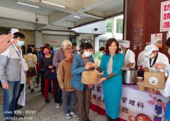 漾新聞|樹德家商「韓風送暖」 韓式料理與「拐仗舞」讓社區長輩暖心又暖胃