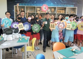 漾新聞|暑假動手玩科技 謝文斌「科技博士」上身 組氣氛燈也不忘行銷高雄