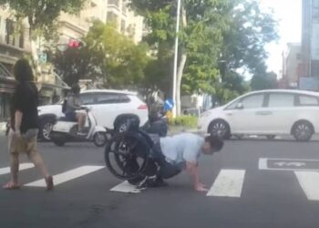 漾新聞|身障輪椅過馬路陷凹洞大翻車影片瘋傳民眾大炸鍋 陳美雅質疑陳其邁曾誇口「東京品質馬道」在哪裡？