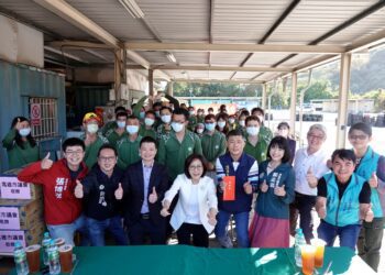 漾新聞|除夕夜垃圾清運6點以前完成 議長康裕成開心清潔隊員終於可以回家吃年夜飯了