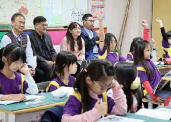 漾新聞|謝文斌局長與苓洲師生共學上閩南語課推動「閩南語沉浸式教學」