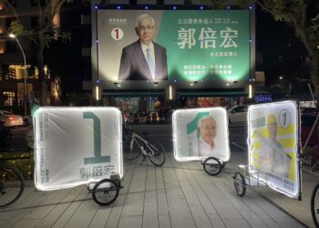 漾新聞|超搶眼的競選腳踏車看板晚上會發光 候選人發表民眾不忘稱讚創意十足