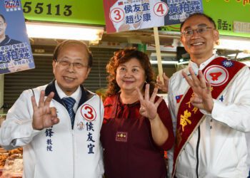 漾新聞|侯明鋒與黃柏霖掃市場拚翻轉 看見豬肉攤商侯家兄弟的真情