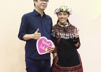 漾新聞|模範生邀校長穿制服帶「獼猴娃娃」與市長合影 排灣族公主也現身