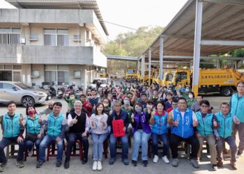 漾新聞|年終將至感謝跨年所帶來的辛勞 議長康裕成率議員慰勞苓雅大寮清潔隊