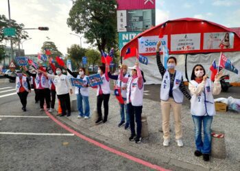 漾新聞|國民黨候選人全台路口拜票 高雄60個路口旗海飄揚