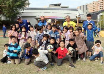 漾新聞|西班牙足球總監Ramon領軍西甲培訓教練群與河堤國小5百學童體驗踼足球