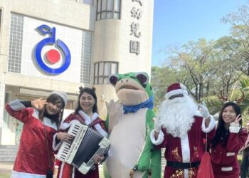 漾新聞|裕誠幼兒園歡樂耶誕 校園大小「聖誕公公」滿場跑 園長李嫈絨「耶誕女王」演奏手風琴最吸睛