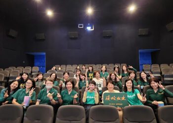 《夜校女生》項婕如合體畢業多年「小綠綠學姐」校友穿制服 戲院開起同學會