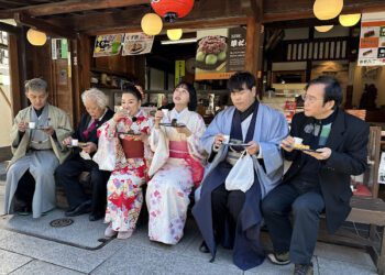 《行！鬥陣出國去！》楊繡惠日本蹲地撫摸陌生男子？！  積極示愛畫面曝光