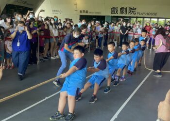漾新聞|高市幼兒拔河比賽登上衛武營 陳正光、童燕珍、黃雀華推動有成 阿公阿媽成「地表最強啦啦隊」
