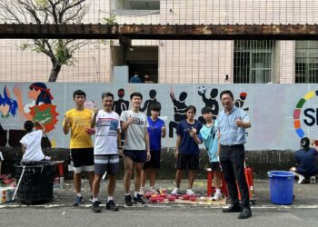 漾新聞|仁武高中校慶一甲子師生彩繪塗鴨牆3層大蛋糕一同慶生