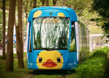 漾新聞|觀光局公布高雄燈會主視覺黃色小鴨 輕軌列車相繼登場