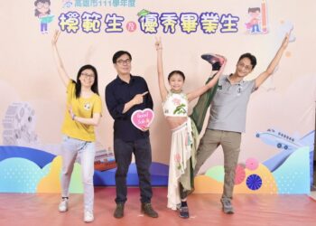 漾新聞|市長陳其邁與模範生及市長獎學生合影 寵物也入鏡