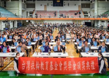 漾新聞|台灣扶輪教育基金會頒獎學金助高屏東431位優秀與清寒學子 累計27年來已捐出2513萬造福2440位學子