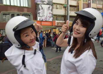 漾新聞|盧秀燕力挺陳美雅合體戴上競選小物Q版「美ya安全帽」不要戴鋼盔上戰場