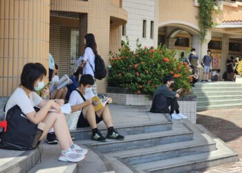 漾新聞|大學分科考高雄考生反映物理比去年簡單、化學考題偏難、數學甲考題難易度中等偏難，而生物考科則偏易