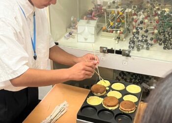 漾新聞|日本高校學生體驗做台灣紅豆餅 前鎮高中英日中三語學習