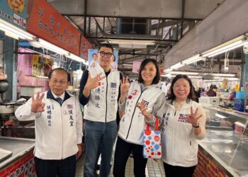 漾新聞|連勝文陪同德民市場掃街拜票 肯定李眉蓁勇於承擔充滿善能量
