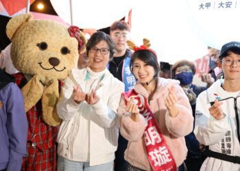 漾新聞|蔡壁如包車到高雄輔選李明璇 二人合體路口拜票受歡迎