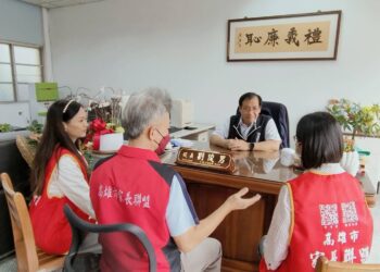 漾新聞|「舉頭三尺 禮義廉恥」這所學校找書法家寫墨寶直接掛進校長室