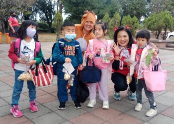 漾新聞|扮聖誕老公公校門口發放小確幸 陳若翠籲珍惜得來不易的和平