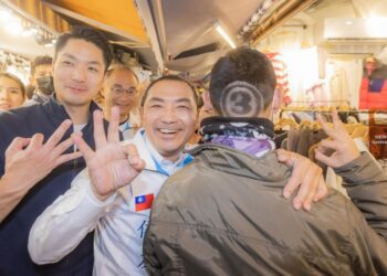 漾新聞|侯友宜蔣萬安瑞豐夜市掃街 年輕人頭髮剃出「3號」堅定支持