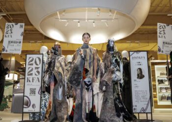 漾新聞|青年局高雄時尚大賞復刻《博物館驚魂夜》模特兒化身活雕像漢神巨蛋整點甦醒秀