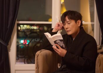 情歌王子巴黎收官再拋催淚彈 張信哲〈守候〉MV 走遍巴黎名景