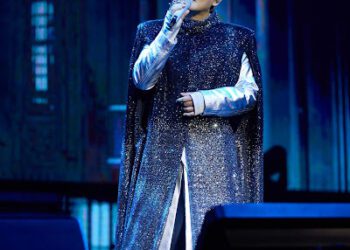 情歌王子台上脫衣全場爆叫 張信哲喜收熱情 打趣「暖氣太強?」