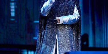 情歌王子台上脫衣全場爆叫 張信哲喜收熱情 打趣「暖氣太強?」