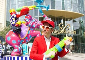 暹羅百麗宮與知名波普藝術家Philip Colbert以充滿活力的「宋幹節龍蝦奇境」慶祝泰國新年