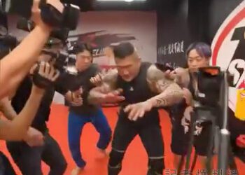 (館長還原片)「為什麼要推我？」夯翻 館長插花「還原」