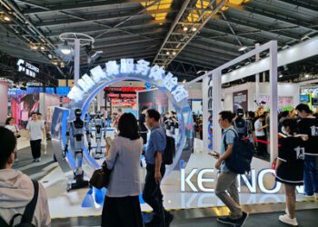 擎朗雙足人形服務機器人全球首秀 多形態具身服務機器人崗位化亮相WAIC