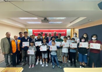 台北市新聞記者俱樂部頒發會員子女獎學金　董益慶主持典禮　邱馨諄等十六人得獎