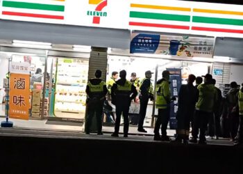 快訊更新案情／淡水聖約翰大學門口便利超商內打群架　現場傳出槍響警澄清