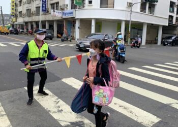 漾新聞|這個阿嬤也太強了！83歲站交通導護20年蘇高珠獲選高雄市教育芬芳錄