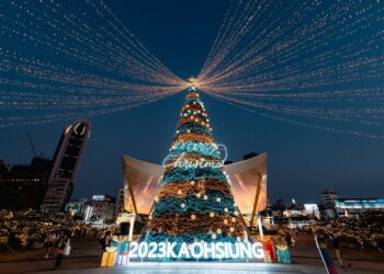 漾新聞|中央公園25公尺璀璨聖誕樹「星空之樹」點燈 10組燈光作品點亮高雄越夜越美麗